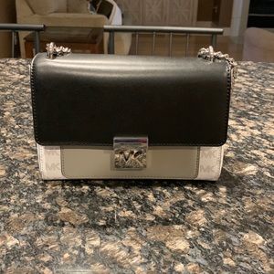 Black and Gray spring shoulder bag with matching gray/white wallet.